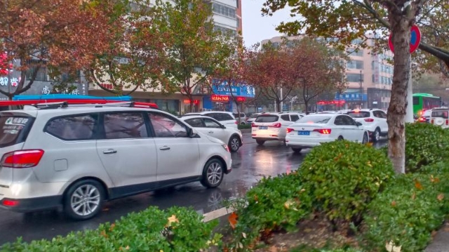 雨中道路擁堵，市民可繞行！