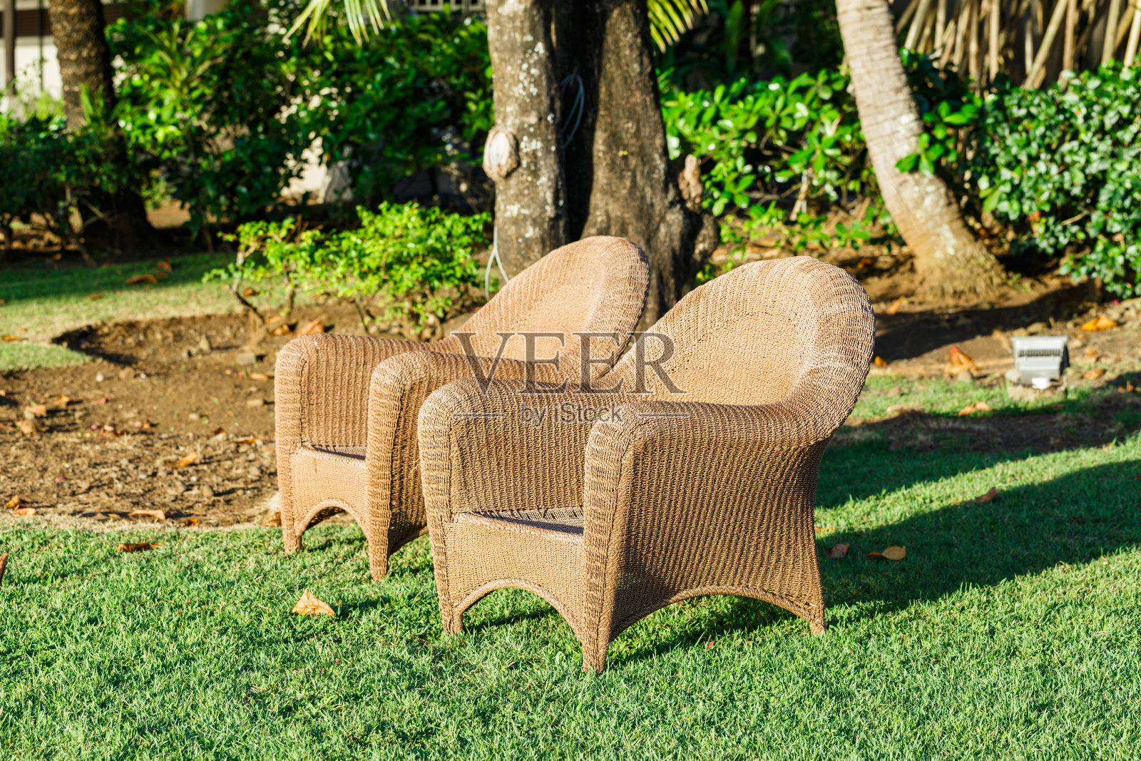 戶外藤椅在一個(gè)陽光明媚的日子照片攝影